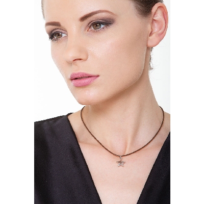 18k white gold knurled star