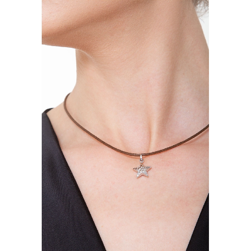 18k white gold knurled star