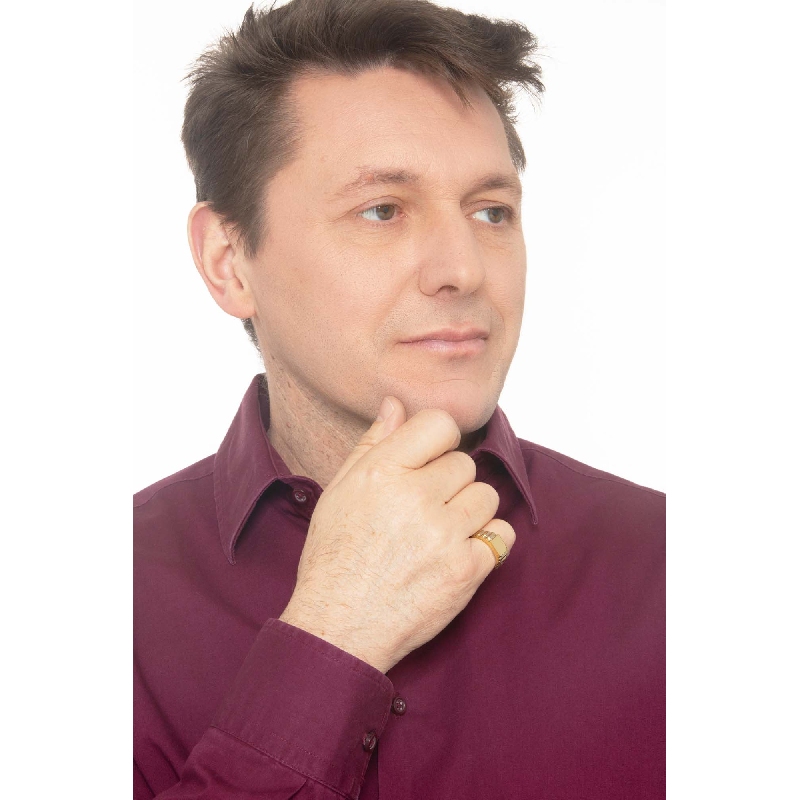 Anello in oro giallo 18k a testa piatta e lucida.