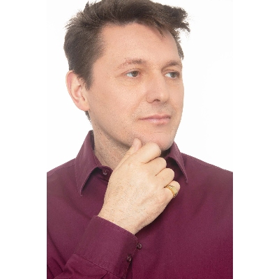 Anello in oro giallo 18k a testa piatta e lucida.