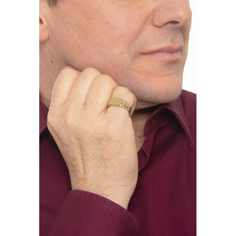 Anello in oro giallo 18k a testa piatta e lucida.