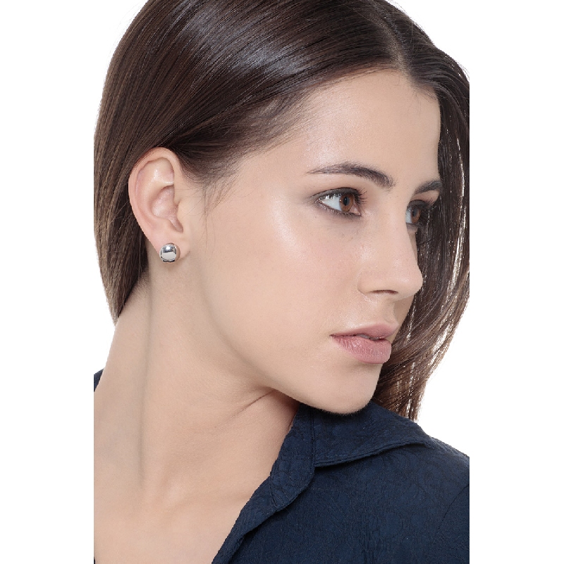 Button earrings in 18k white gold