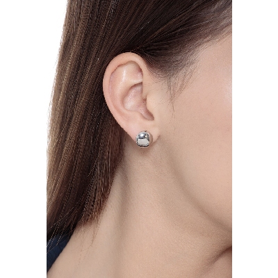 Button earrings in 18k white gold
