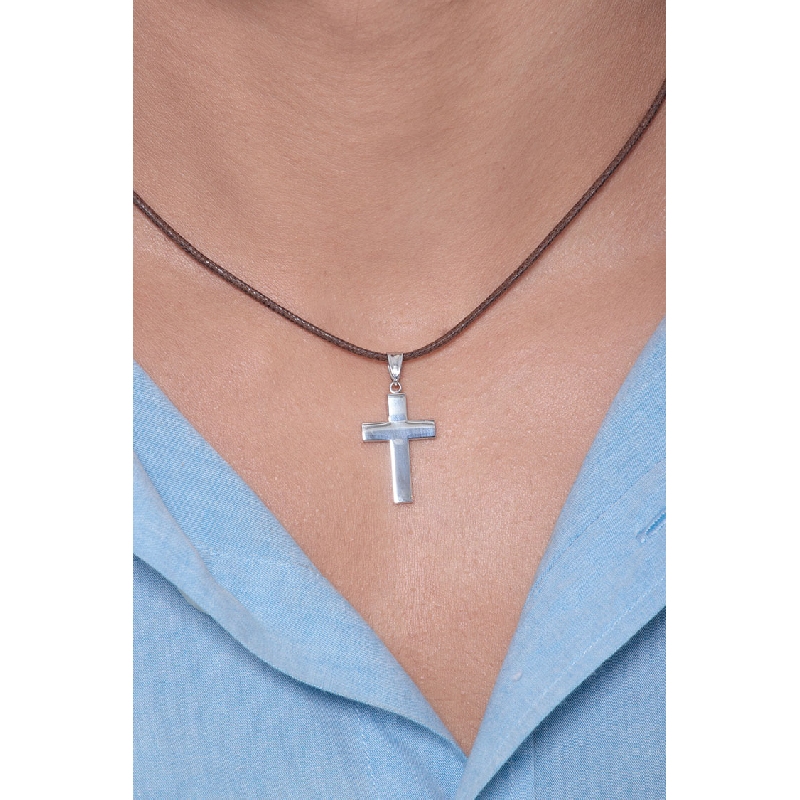 Cross pendant in 18k white gold