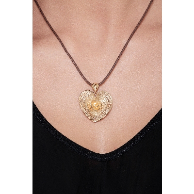 Perforated heart pendant in 18k yellow gold