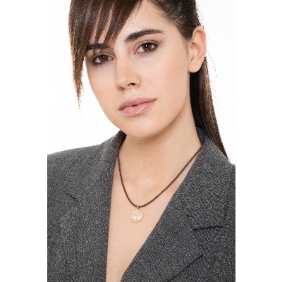 tree of life pendant in 18k yellow gold and mother of pearl background