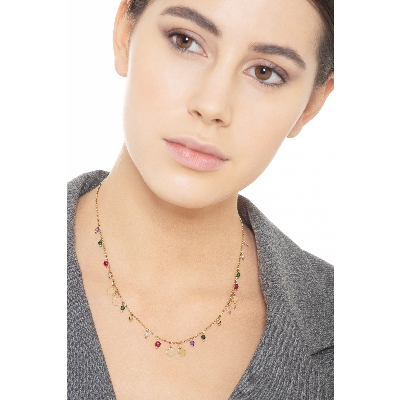 Collana in oro giallo 18k con charms e perline colorate.