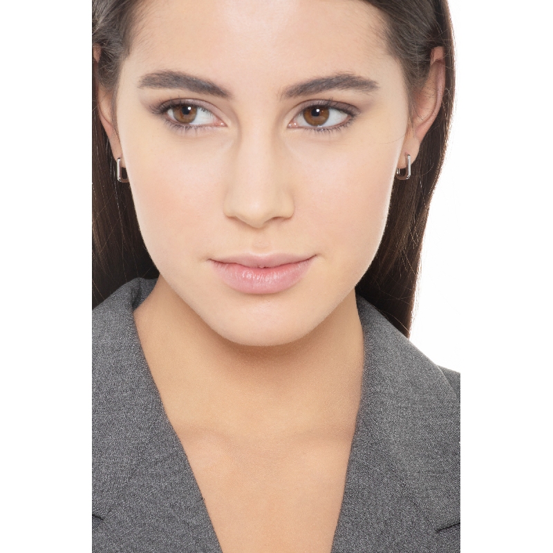 Orecchini di forma rettangolare in oro bianco 18k.