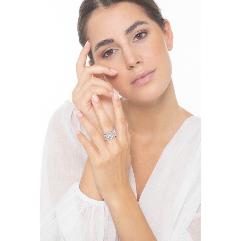 Anello fascia in oro bianco 18k con 5 file da 13 diamanti