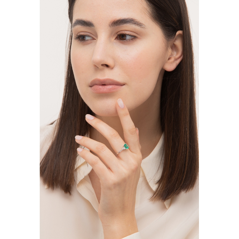 White gold 18k ring with an emerald and three bezel diamonds 