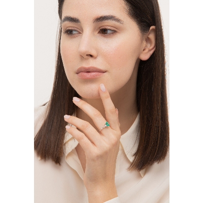 White gold 18k ring with an emerald and three bezel diamonds 