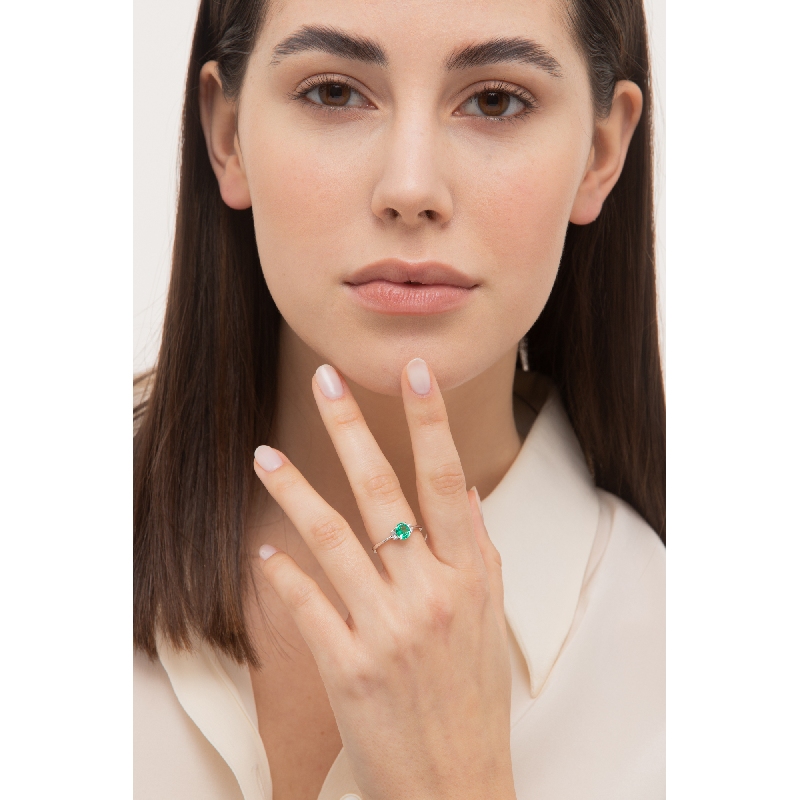 18k white gold ring with emerald and diamonds 