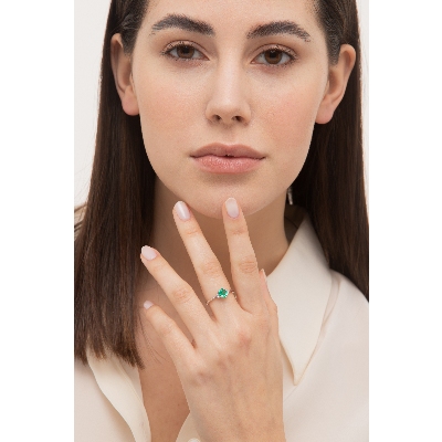 18k white gold ring with emerald and diamonds 