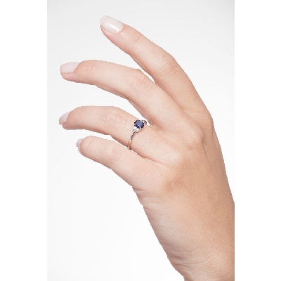 18k white gold ring with central sapphire and halo diamonds 
