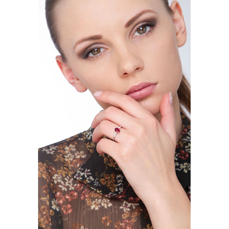 White gold 18k with central ruby and diamonds 