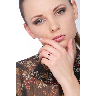 White gold 18k with central ruby and diamonds 