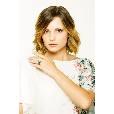 18k white gold ring with white and black diamonds 