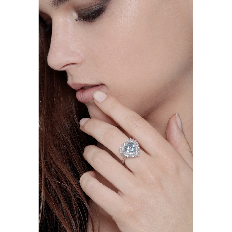 Anello in oro bianco 18k con Acquamarina taglio a cuore e diamanti