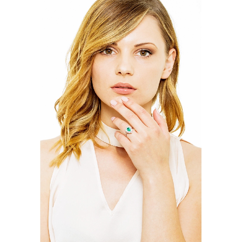 White gold 18k ring with emerald pear cut and diamonds 