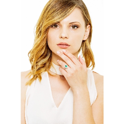 White gold 18k ring with emerald pear cut and diamonds 