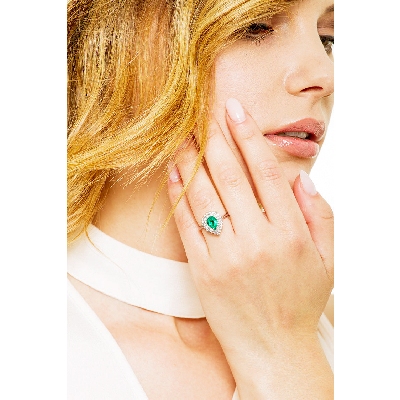 White gold 18k ring with emerald pear cut and diamonds 