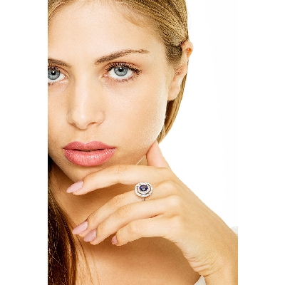 White gold 18k ring with oval cut blue sapphire and diamonds 