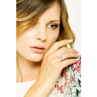 White gold 18k ring with diamonds and pearl