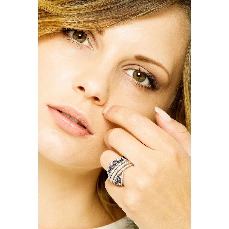 White gold 18k corrugated ring with blue sapphires and diamonds 