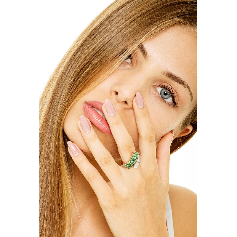 18k white and rose gold contrariè ring with emerald and diamond pavè