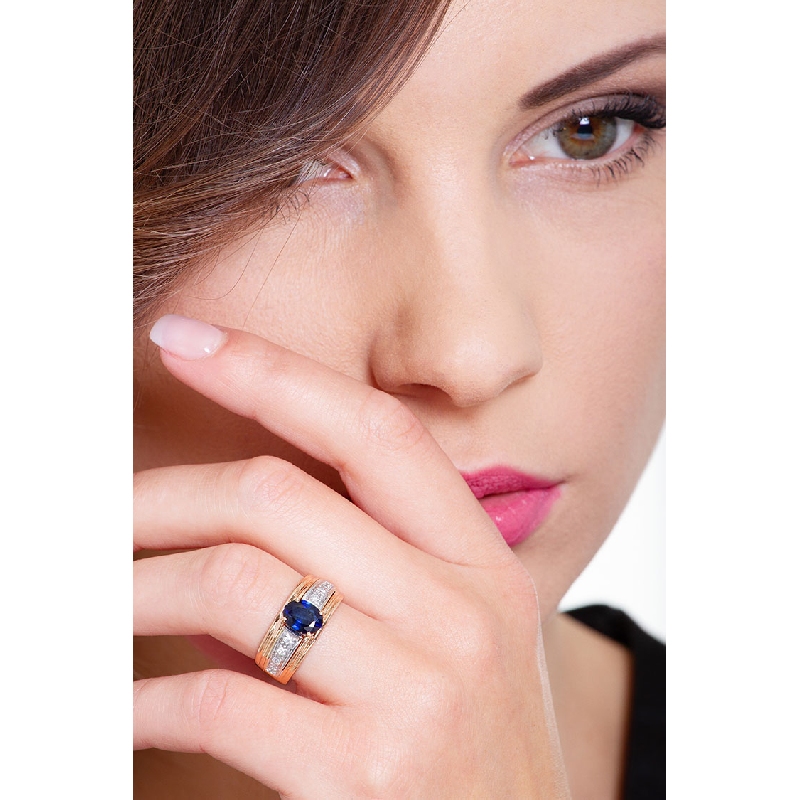 Band ring in rosé and white gold 18k with diamonds and blue sapphire