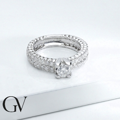 18k white gold solitaire type ring with a diamonds band and a central 0,40 stone
