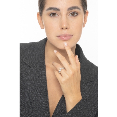 18k white gold solitaire type ring with a diamonds band and a central 0,40 stone