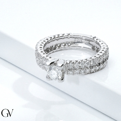 Solitaire type ring with diamonds band and central diamond 0,50 ct 