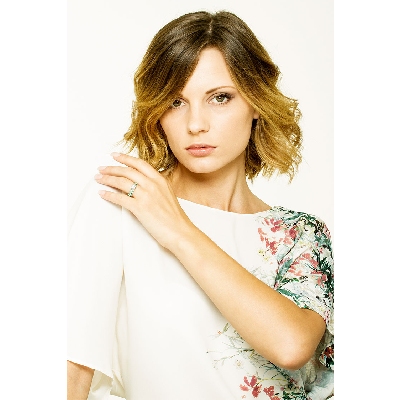 White gold 18k ring with central diamond and emeralds