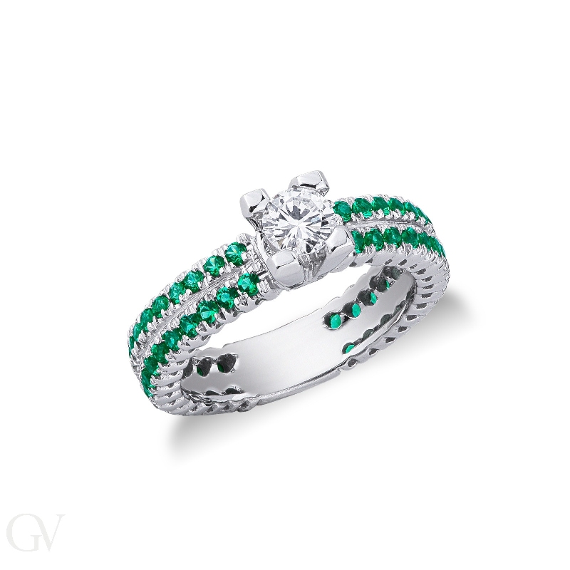 White gold 18k ring with central diamond and emeralds