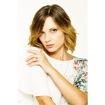 18k white gold ring with a central ruby oval cut and diamonds 