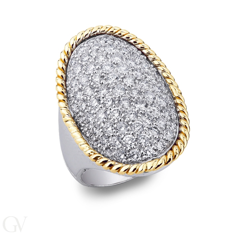 White and yellow gold 18k ring with a big oval diamonds pavé