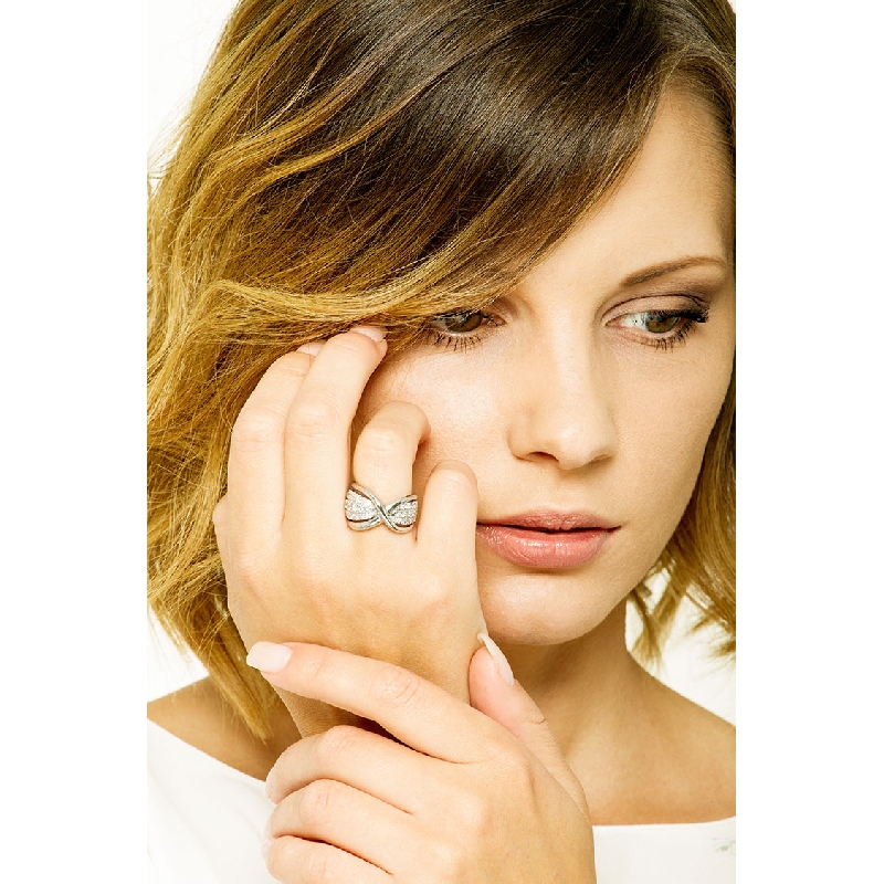 18k white gold criss cross ring with diamonds 