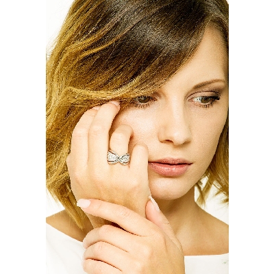 18k white gold criss cross ring with diamonds 