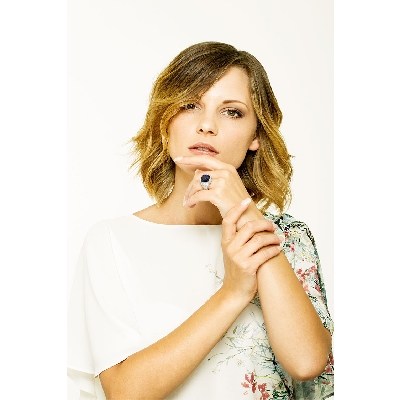 White gold 18k ring with blue sapphire and diamonds pavé