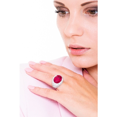 White gold 18k ring with ruby and diamond pavé