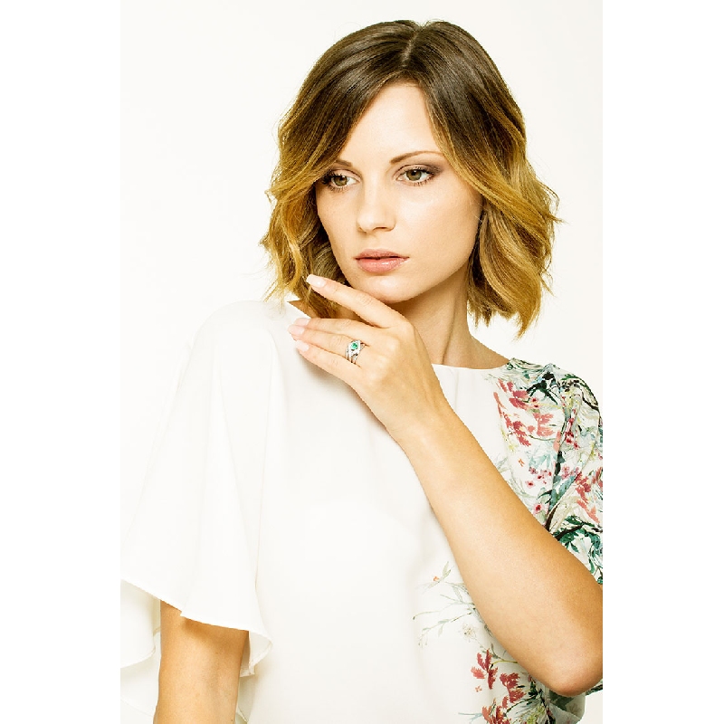 White gold 18k band ring with emerald and diamonds 