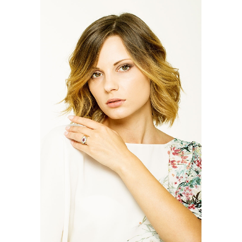 White and yellow gold 18k ring with a ruby and diamonds rhombus shaped