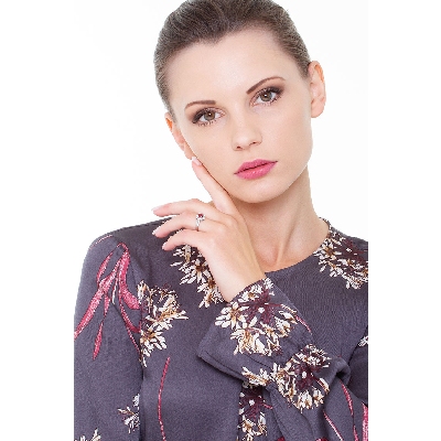 Halo ring white gold 18k with a central ruby and diamonds