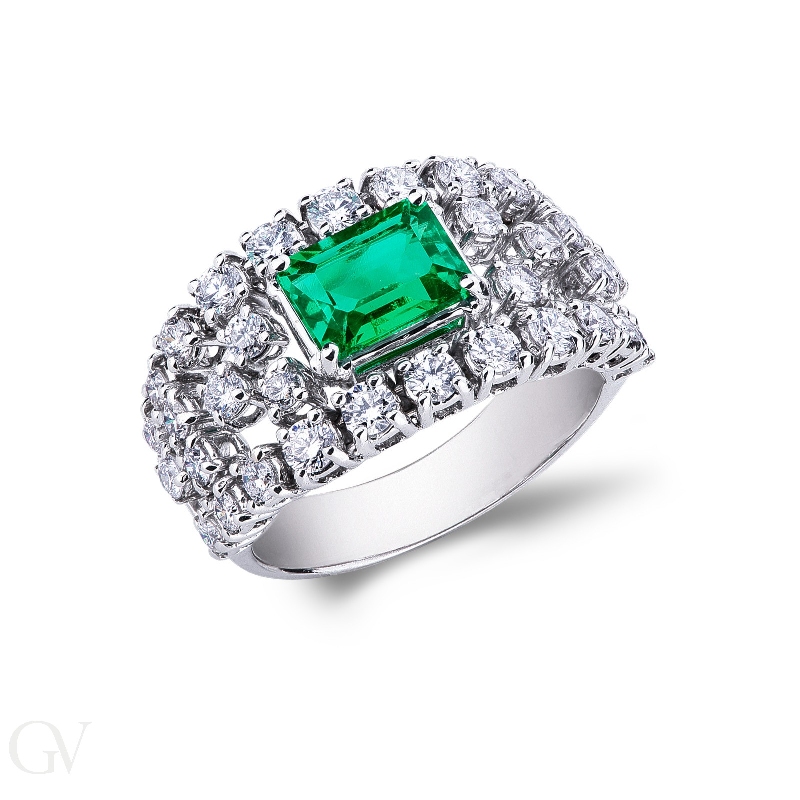 18k white gold ring with a central emerald and diamonds 