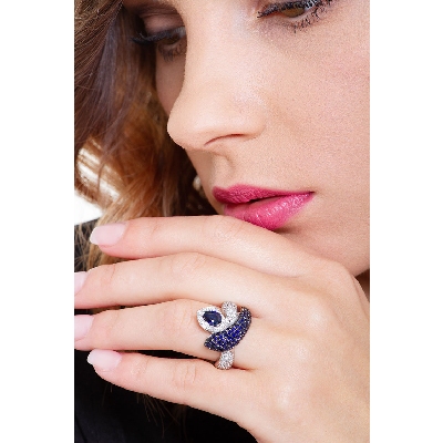 White gold 18k snake ring with diamonds and blue sapphires 