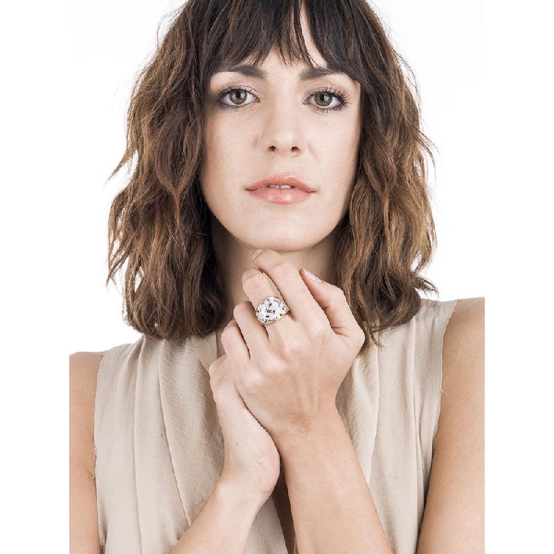 Embroided band ring in white and yellow gold with diamonds 