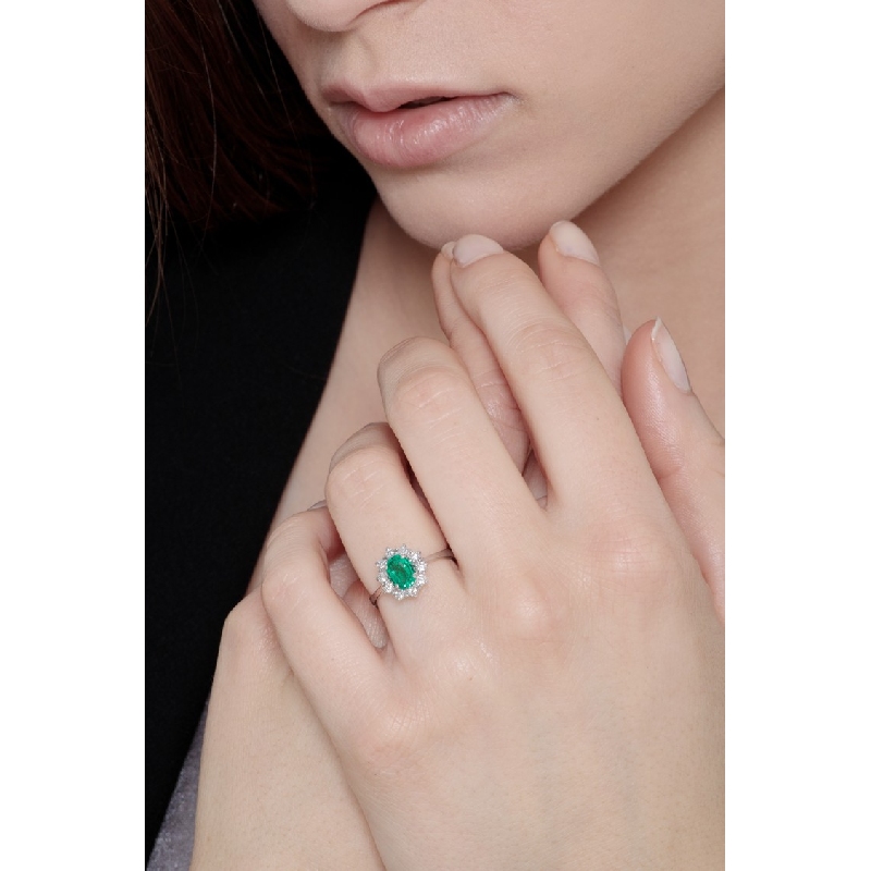 ANELLO CONTORNO CON 10BRILLANTI E SMERALDO OVALE MM7X5 CIRCA