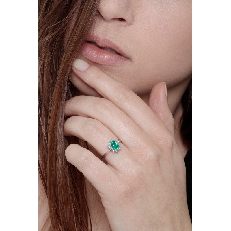 ANELLO CONTORNO CON 10BRILLANTI E SMERALDO OVALE MM6X5