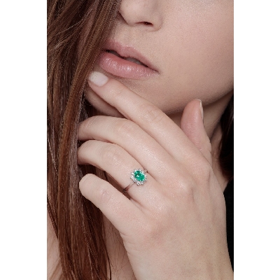 ANELLO CONTORNO CON 10BRILLANTI E SMERALDO OVALE MM6X5